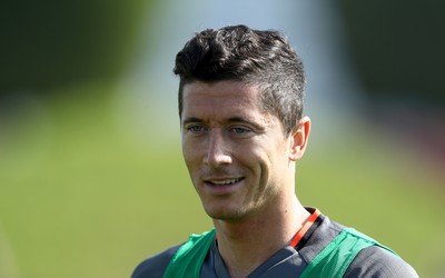 欧亿电竞动态-三笘薰面对包夹从容不迫